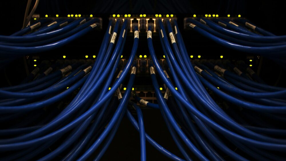 Hybride IT-Infrastruktur: Wie Sie lokale Kontrolle und Cloud-Flexibilität kombinieren 1 scott rodgerson PSpf XgOM5w unsplash scaled e1785257937658